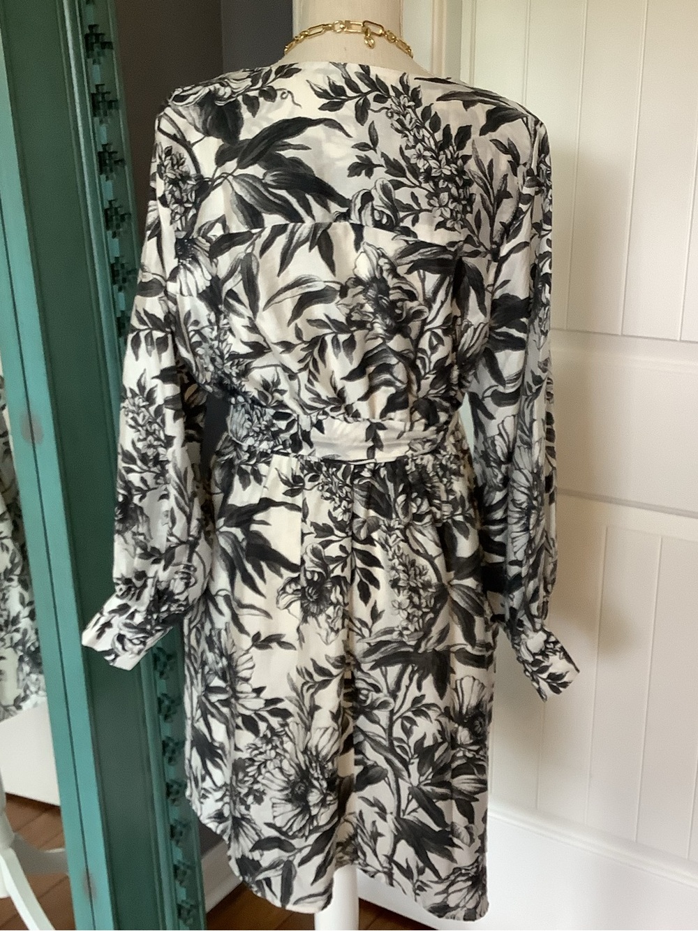 H&M Black and White‎ Floral Dress with V-Neck- Size Large - Picture 4 of 8